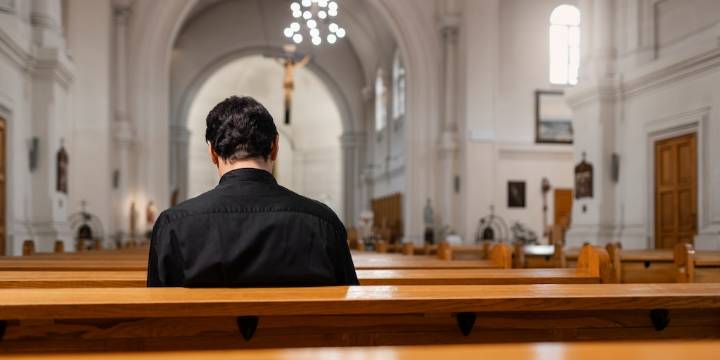 Entró a rezar a una iglesia y durante la misa sacó un arma para amenazar a los feligreses