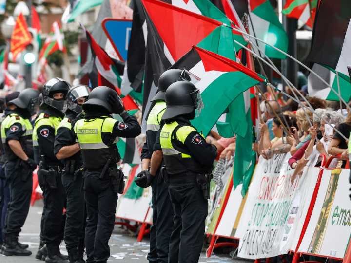 Pro-Palestinian protesters disrupt Spanish cycling race