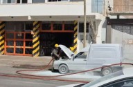 Video | Susto en el centro de Neuquén: se incendió un utilitario y movilizó a los Bomberos