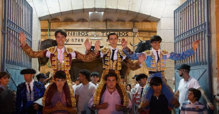 Triunfo de los jóvenes novilleros en La Glorieta: Diego Mateos, Noel García y Álvaro Rojo cortan trofeos en el día del desenjaule