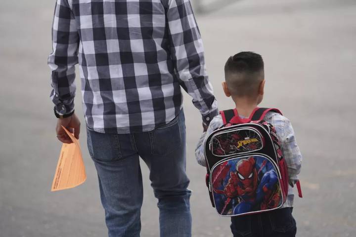 Maestros demandan por medidas migratorias de Trump, dicen que estudiantes no asisten a clases