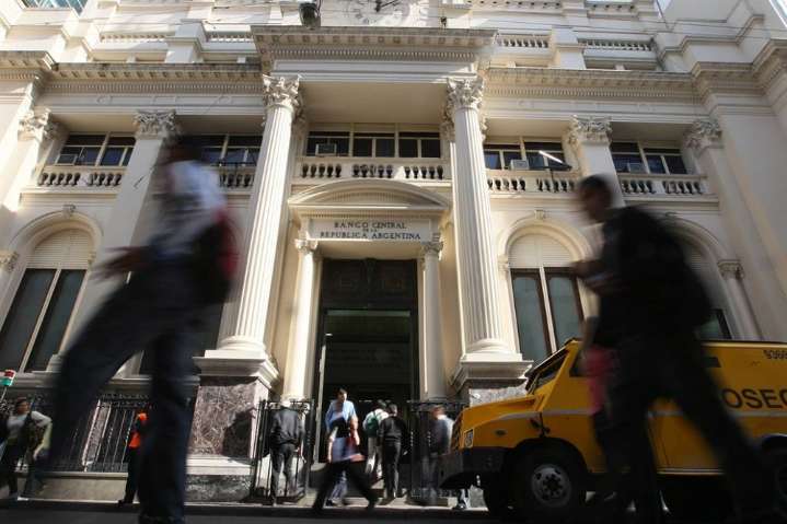 El dólar mayorista tocó el techo de la banda y el Banco Central debió vender u$s53 millones de sus reservas