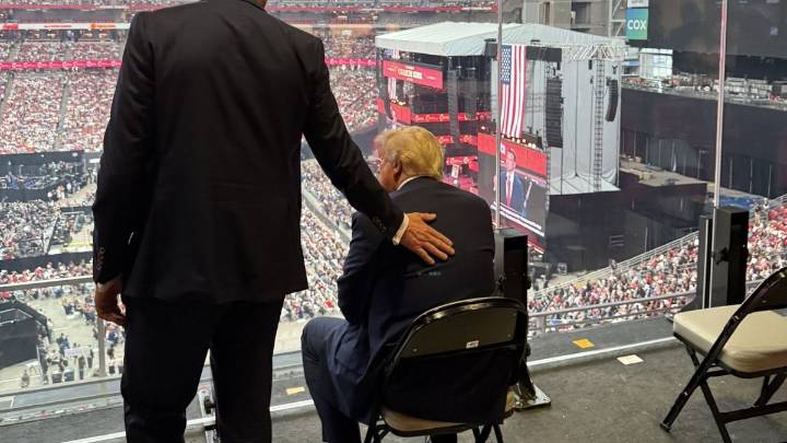 Con Trump presente, una multitud se reunió para darle el último adiós a Charlie Kirk