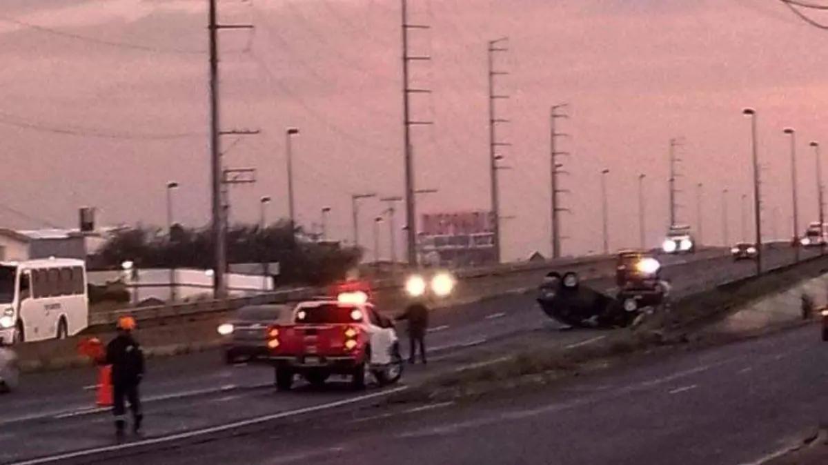Volcadura en carretera Irapuato-Silao deja una persona herida