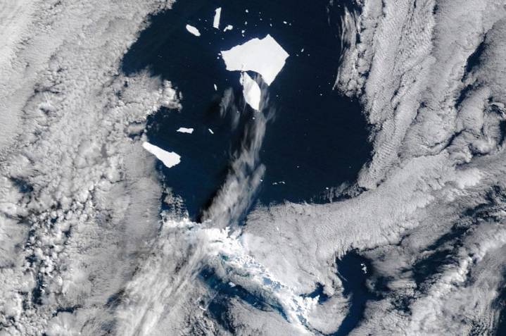Inicia desaparición de iceberg gigante frente a las Islas Georgia