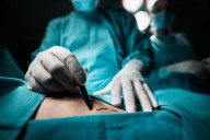 Doctor se retira de una operación para tener relaciones sexuales con enfermera en Inglaterra