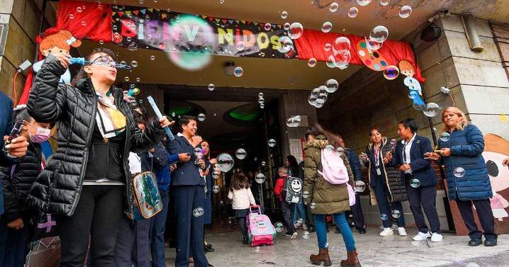 Vuelven a clases 23.4 millones de alumnos de nivel básico en el país