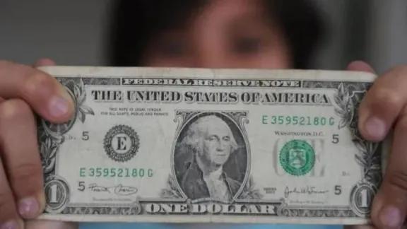 El dólar oficial cayó $85 y cerró en $1.430 tras el respaldo de EEUU y la baja de retenciones