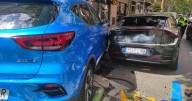 Caos ante la plaza Alexander Fleming tras el choque de dos coches