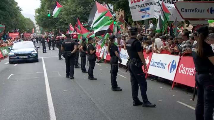 Escándalo mundial: un boicot propalestino obliga a parar la Vuelta en Bilbao y deja la etapa sin ganador