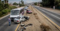 Choca transporte violeta contra vehículo