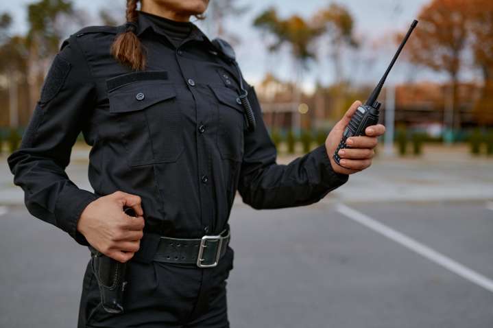 Buscan a una mujer acusada de matar a su abuela y apuñalar a otro familiar