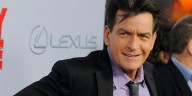Charlie Sheen reflexionó sobre su escandalosa vida tras cumplir 60 años: “Todavía me avergüenzo de mi pasado”