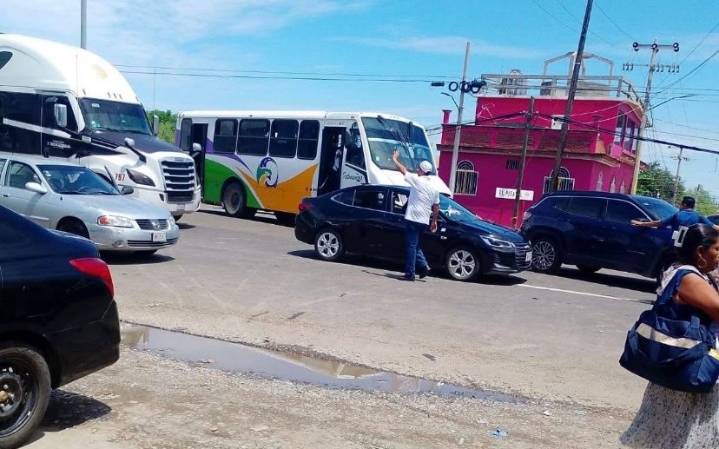 Acuerdo con autoridades pone fin a bloqueo carretero en Tehuantepec; tránsito libre en la región del Istmo