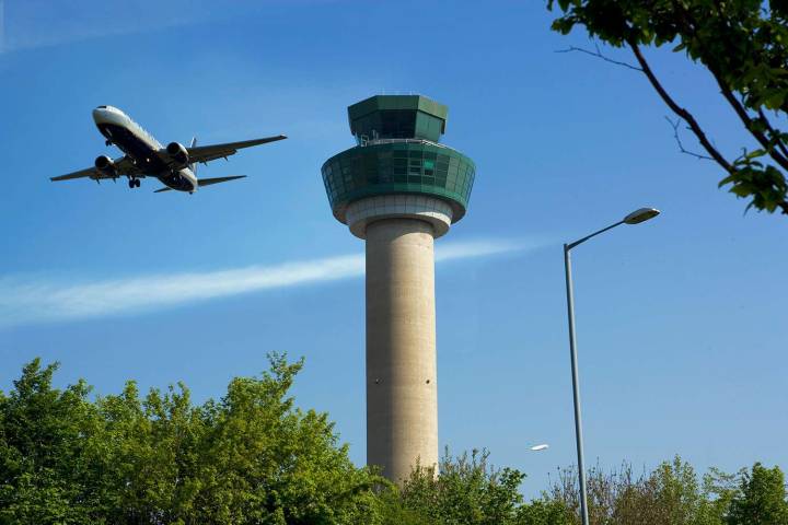 Ryanair Pilots Sends Distress Code After Reportedly Losing Contact with Air Traffic Control