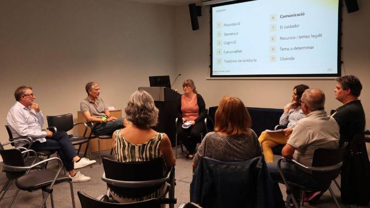 Un estudio demuestra que los grupos de apoyo para cuidadores de personas con demencia precoz reducen su estrés
