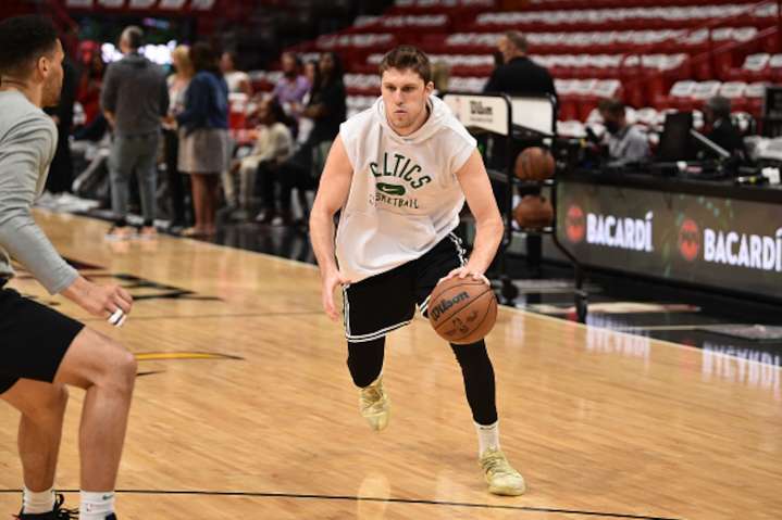 Knicks sign former Celtics forward to compete for roster spot