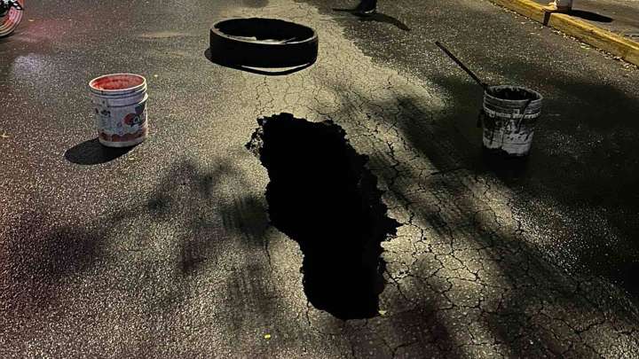 Patrulla Cae en Socavón en la CDMX: Así Luce el Enorme Agujero en Iztapalapa