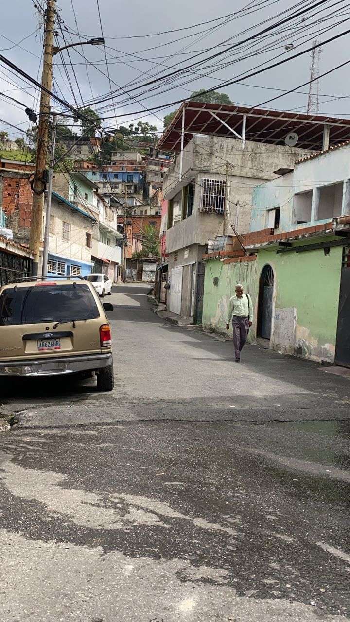En José Manuel Álvarez denuncian oscuridad, fallas de agua y falta de transporte en calle Las Mercedes