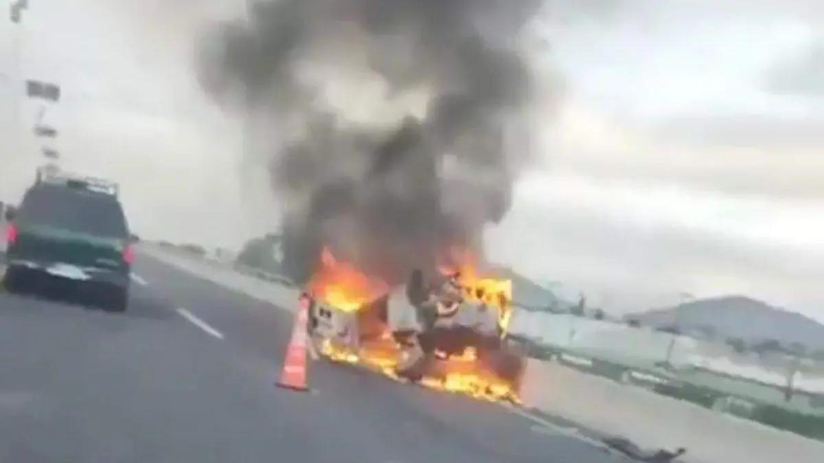 Auto vuelca y se incendia en la autopista Urbana de Ecatepec