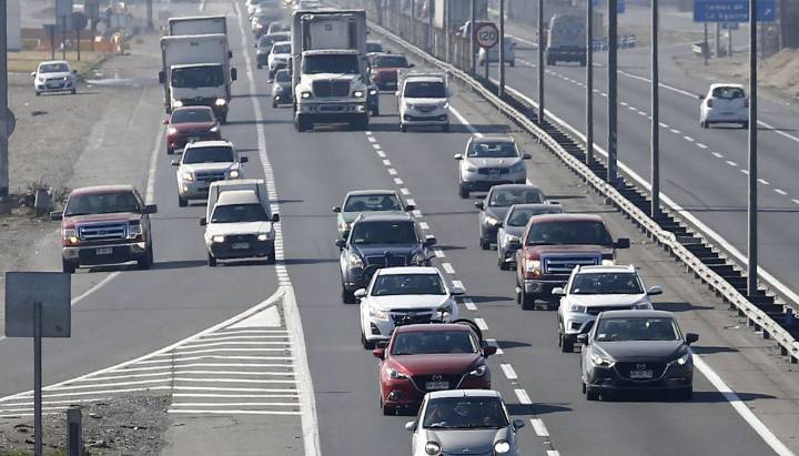 Ministra de Obras Públicas detalla que más de 150.000 autos saldrán desde Santiago por Fiestas Patrias: peak será entre las 18:00 y 19:00 horas
