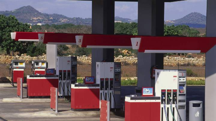 Worker Dies After Passing Out In Gas Tank At Gas Station