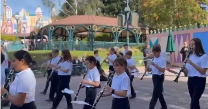 La Banda Elemental del Conservatorio de Salamanca actúa en Disneyland Paris