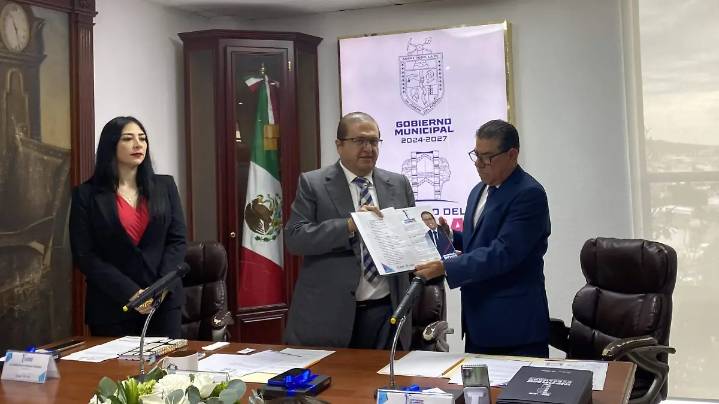 Entrega Salvador Calderón su Primer Informe de Gobierno en sesión de Cabildo