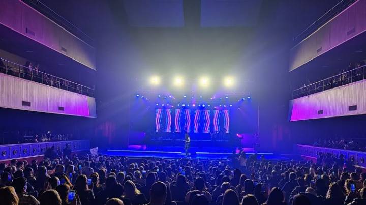 La cantante Ángela Leiva generó un clima de fiesta en el Cine Teatro