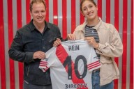 Furor en el Monumental: Agostina Hein visitó el club y recibió una camiseta personalizada