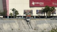 Automovilista pierde el control y cae al río Santa Catarina, Nuevo León