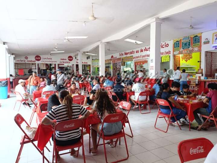 Fiestas patrias impulsan economía de comercios del centro de Tizimín