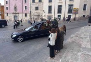 Último adiós a Gustavo Torner bajo la luz filtrada por las vidrieras que diseñó para la Catedral de Cuenca