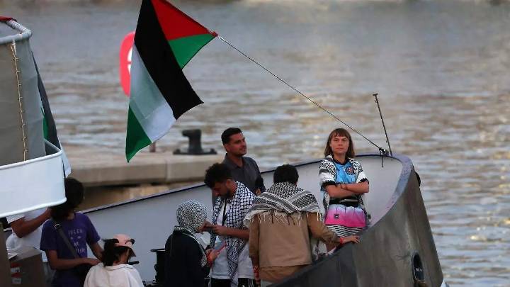 Atacan barco donde viaja Greta Thunberg hacia Gaza con ayuda humanitaria
