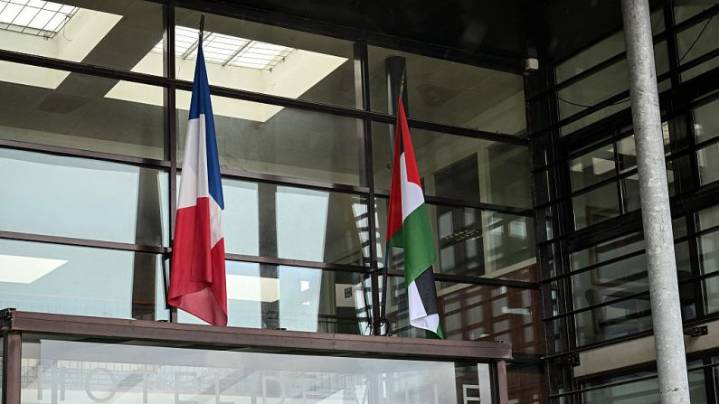 Más de 50 alcaldías francesas izan la bandera palestina