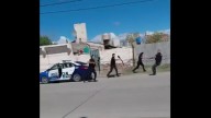 Vecinos de Las Plateas enfrentaron a piedrazos a la Policía para impedir una detención