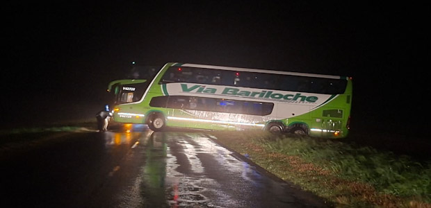 AHORA: un colectivo se encuentra atravesado sobre la Ruta 188 a pocos kilómetros de General Villegas