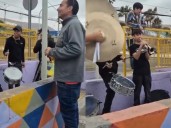 Conductor sorprende a niños músicos con generosa propina en Iquique y se viraliza