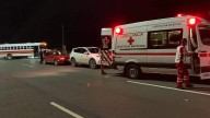 Choque entre camión de personal y vehículo deja a una joven lesionada