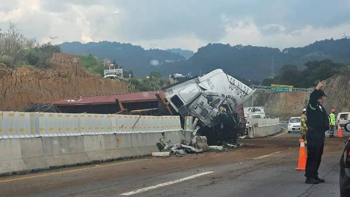 Vuelca trailer en la autopista Toluca-Naucalpan; afecta el tránsito en la zona