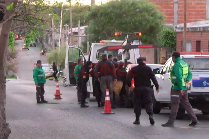 Conductora en estado de ebriedad se “atrincheró” en su auto para resistirse al secuestro del mismo: fue detenida
