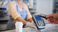 Las tarjetas empezaron a vencer y crece la duda entre no pagar o refinanciar