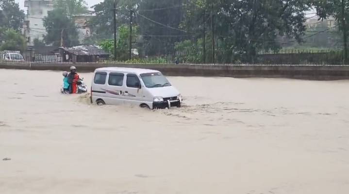 Heavy rains flood Sambalpur city, houses and vehicles submerged; Hirakud dam opens 4 more gates