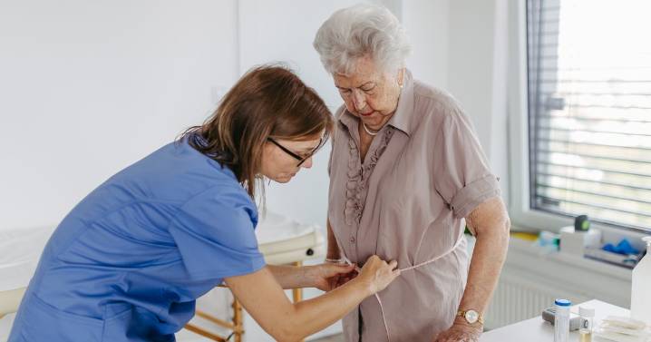 Dementia risk 'raised by 13pc' if your waist is this size, study says