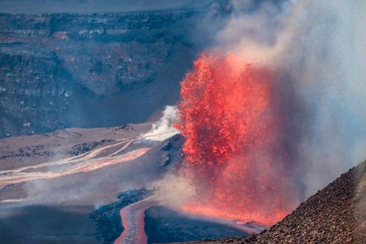 Volcán en Hawaii entra en erupción y arroja lava a 152 metros de altura