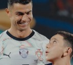 El sueño de Ruben: un niño armenio con discapacidad salió al campo de la mano de Cristiano Ronaldo en Ereván