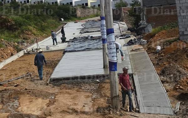 Instalan en Parral cemento entre postes, a media calle