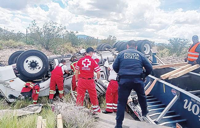 Vuelca trailero y muere prensado