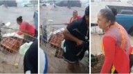 "¡Agarra mi dinero, mi celular se fue!": puesto de comerciante es arrastrado durante inundaciones en Veracruz