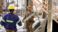 El empleo privado se redujo en julio y la tasa de despidos rompió un récord
